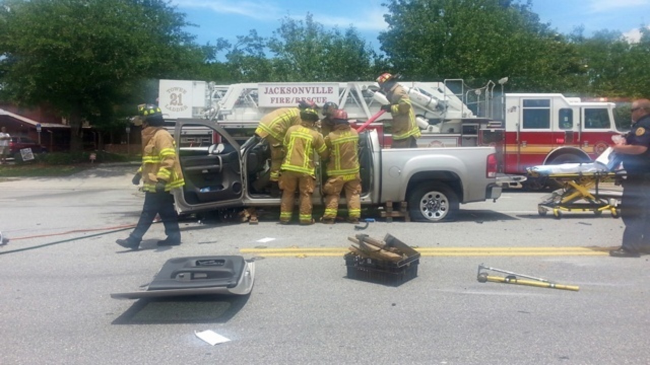 4 hurt in nearheadon Mandarin crash