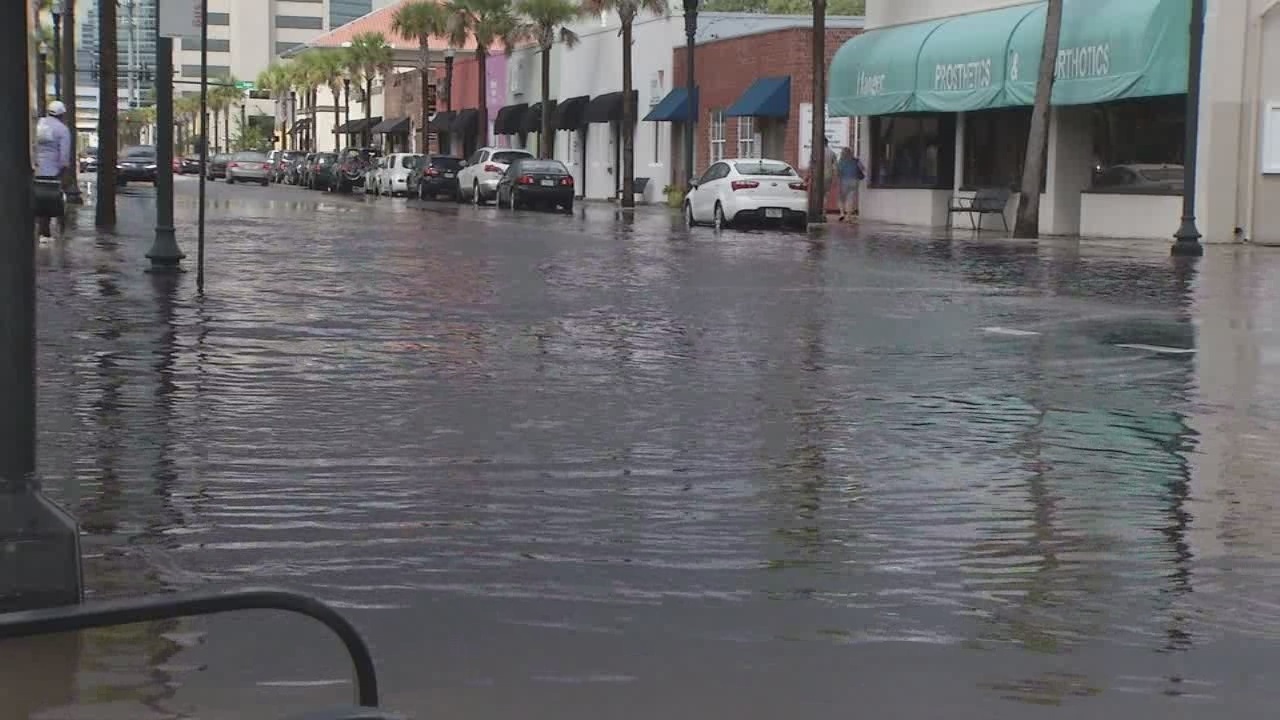 Downpour prompts flooding in Riverside, downtown