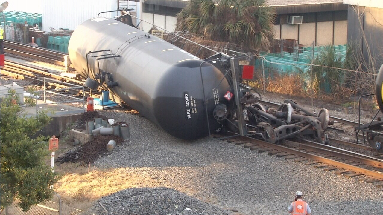 Train leaks flammable gas after derailment