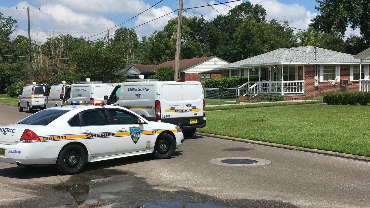 Police Man stabbed to death in Jacksonville home invasion