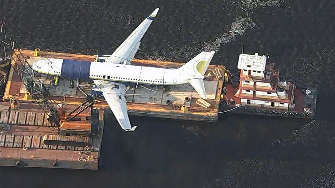 Crashed Boeing 737 to be towed up St. Johns River