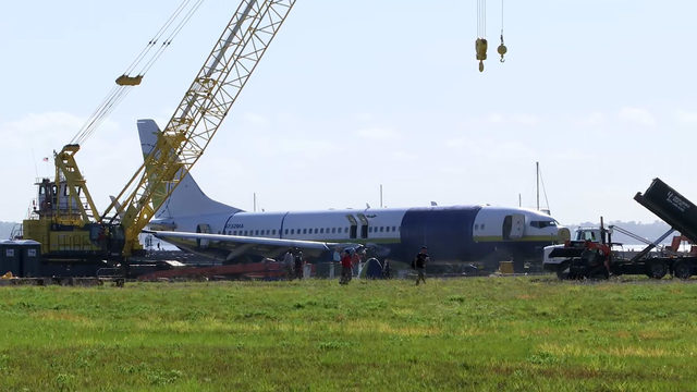 Crews to hoist crashed Boeing 737 to land